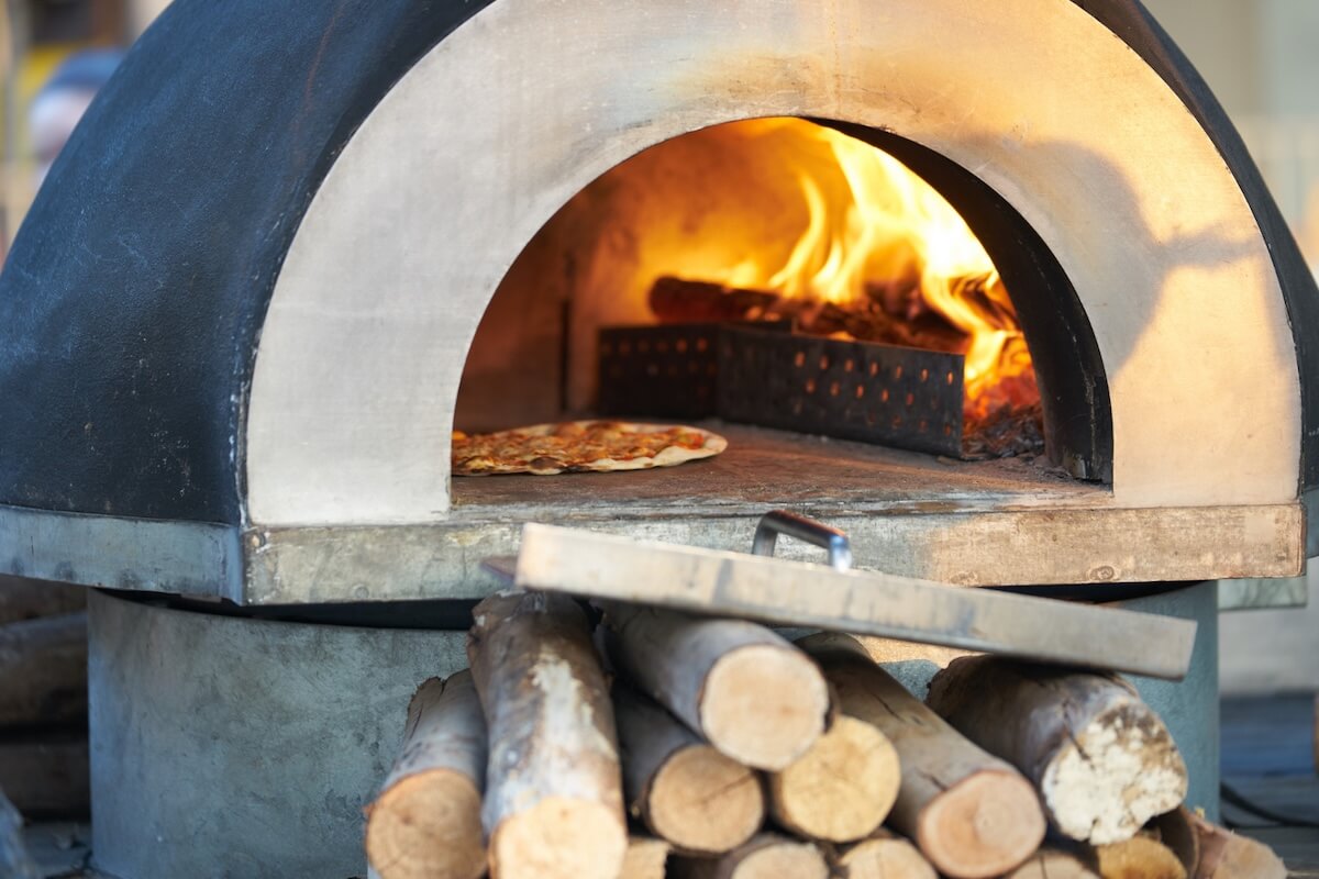 image-quel-bois-choisir-pour-un-four-a-pizza